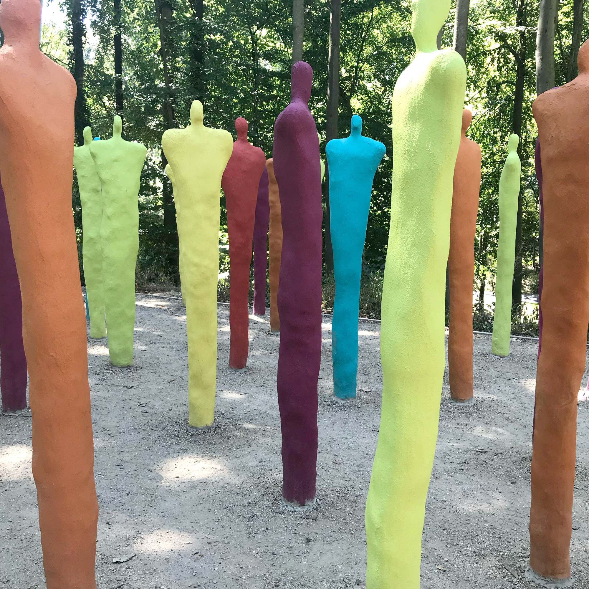 bunte Stehlen, die wie Menschenkörper aussehen